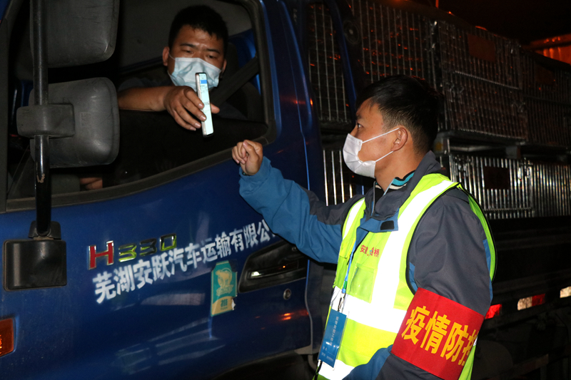 新一輪疫情發(fā)生后，安徽路橋迅速行動(dòng)，組織全體職工和勞務(wù)工人進(jìn)行全員核算檢測(cè)，筑牢疫情防控第一道防線。此外，還積極投身屬地疫情防控，踐行國(guó)企擔(dān)當(dāng)。